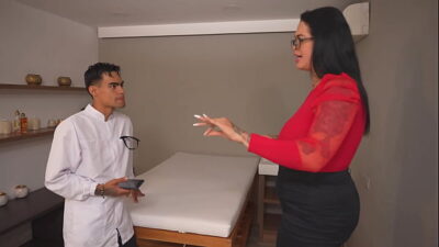 TubeLatina MILF BBW es follada en su enorme culo por la gran verga de su masajista amateur, Follate este coño en silencio!